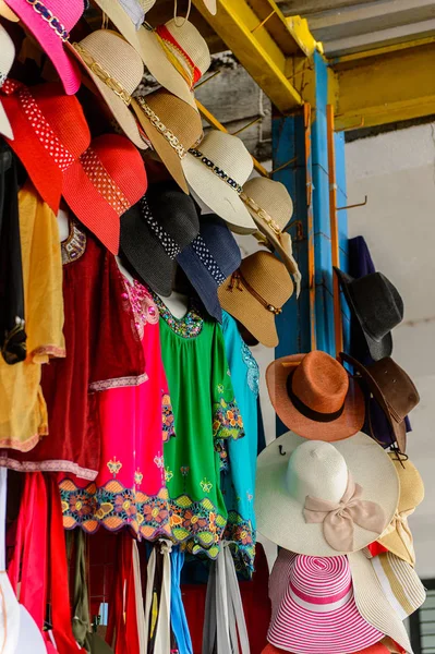 Chipas, Meksika- Kas 1, 2016: Turistler arasında popüler orijinal geleneksel Meksika ponchos ve sombreros, pazar yeri.