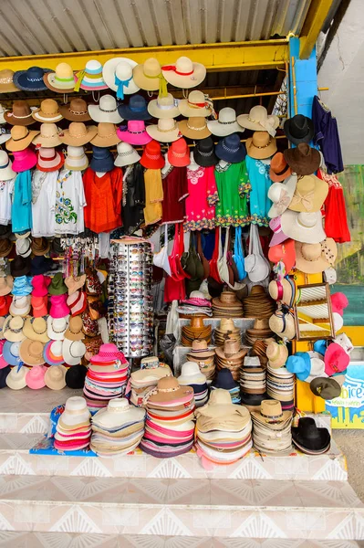 Chipas, Meksika- Kas 1, 2016: Turistler arasında popüler orijinal geleneksel Meksika ponchos ve sombreros, pazar yeri.