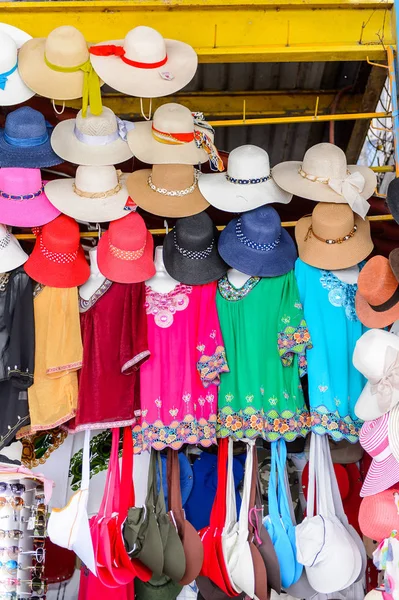 Chipas, Meksika- Kas 1, 2016: Turistler arasında popüler orijinal geleneksel Meksika ponchos ve sombreros, pazar yeri.