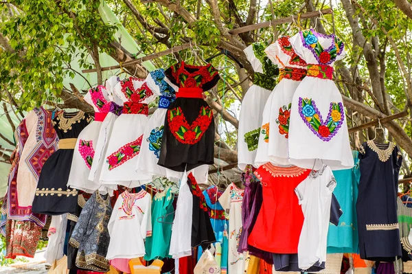 Chipas, Meksika- Kas 1, 2016: Turistler arasında popüler orijinal geleneksel Meksika ponchos ve sombreros, pazar yeri.