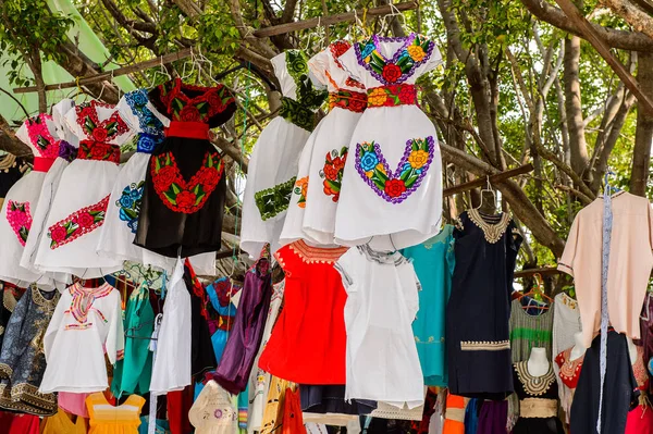 Chipas, Meksika- Kas 1, 2016: Turistler arasında popüler orijinal geleneksel Meksika ponchos ve sombreros, pazar yeri.