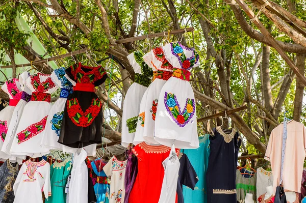 Chipas, Meksika- Kas 1, 2016: Turistler arasında popüler orijinal geleneksel Meksika ponchos ve sombreros, pazar yeri.