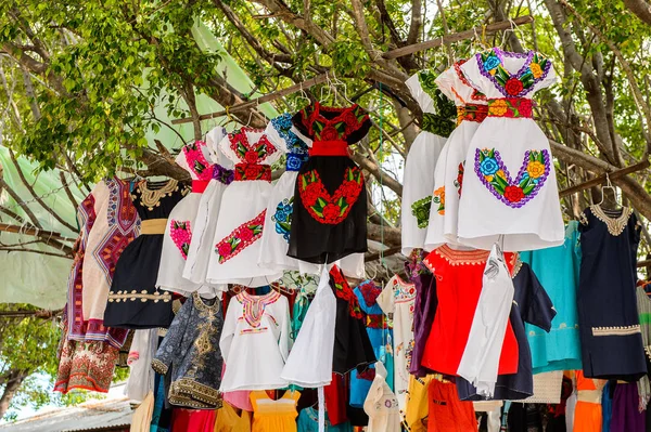 Chipas, Meksika- Kas 1, 2016: Turistler arasında popüler orijinal geleneksel Meksika ponchos ve sombreros, pazar yeri.