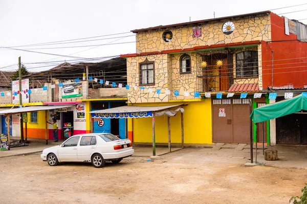 San Cristobal De Las Casas, Meksika - 1 Kasım 2016: San Cristobal de las Casas'ın tipik evleri, Chiapas eyaletinin Orta Dağlık bölgesinde yer alan şehir, Meksika