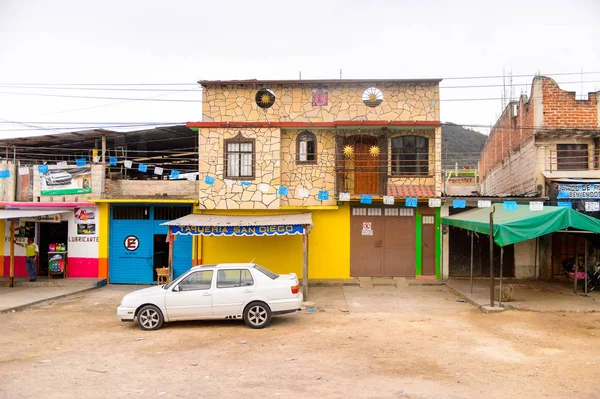 San Cristobal De Las Casas, Meksika - 1 Kasım 2016: San Cristobal de las Casas'ın tipik evleri, Chiapas eyaletinin Orta Dağlık bölgesinde yer alan şehir, Meksika