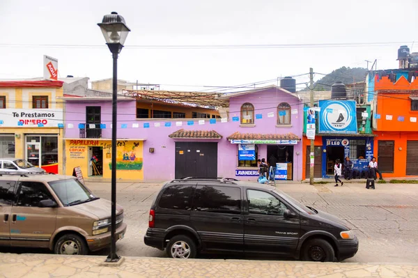 San Cristobal De Las Casas, Meksika - 1 Kasım 2016: San Cristobal de las Casas'ın renkli mimarisi, Chiapas eyaletinin Orta Dağlık bölgesinde yer alan şehir, Meksika
