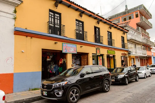 San Cristobal De Las Casas, Meksika - 1 Kasım 2016: Chiapas eyaletinin Orta Dağlık bölgesinde yer alan San Cristobal de las Casas'ın sokak ve mimarisi