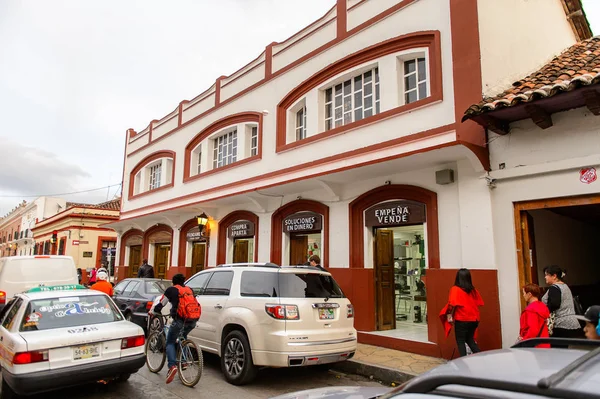 San Cristobal De Las Casas, Meksika - 1 Kasım 2016: Chiapas eyaletinin Orta Dağlık bölgesinde yer alan San Cristobal de las Casas'ın sokak ve mimarisi