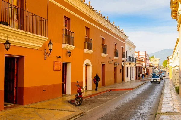 San Cristobal De Las Casas, Meksika - 1 Kasım 2016: San Cristobal de las Casas'ın renkli mimarisi, Chiapas eyaletinin Orta Dağlık bölgesinde yer alan şehir, Meksika