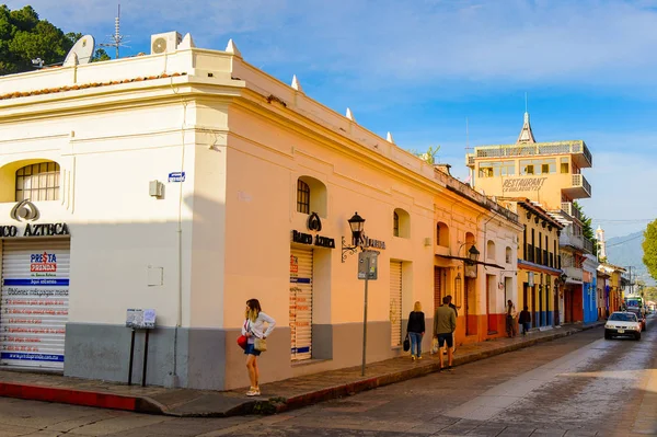 圣克里斯托瓦尔德拉斯卡萨 墨西哥 2016年11月1日 位于墨西哥恰帕斯州中部高地地区的圣克里斯托瓦尔 德拉斯卡萨的彩色建筑 — 图库照片
