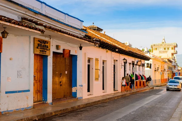 圣克里斯托瓦尔德拉斯卡萨 墨西哥 2016年11月1日 位于墨西哥恰帕斯州中部高地地区的圣克里斯托瓦尔 德拉斯卡萨的彩色建筑 — 图库照片