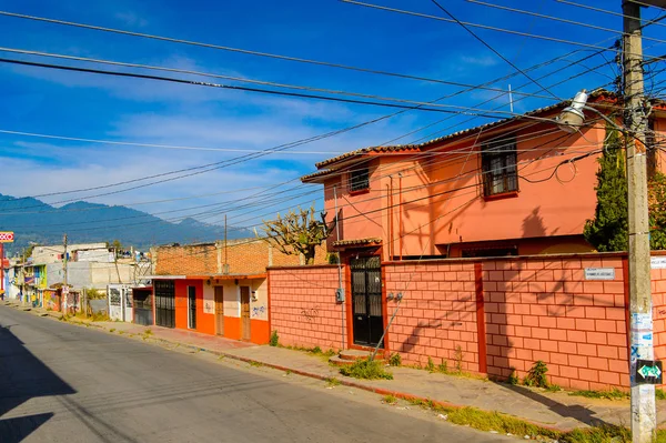 San Cristobal De Las Casas, Meksika - 1 Kasım 2016: San Cristobal de las Casas'ın tipik caddesi, Chiapas eyaletinin Orta Dağlık bölgesinde yer alan şehir, Meksika