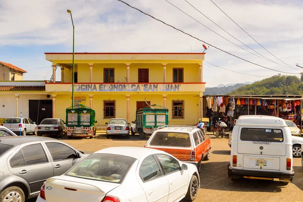 San Juan Chamula, Meksika - 2 Kasım 2016: Trafik, San Juan Chamula'nın merkezindeki evler, Chiapas eyaleti, Meksika. Kasaba yerli Tzotzil Maya insanlar tarafından iskan edilir,