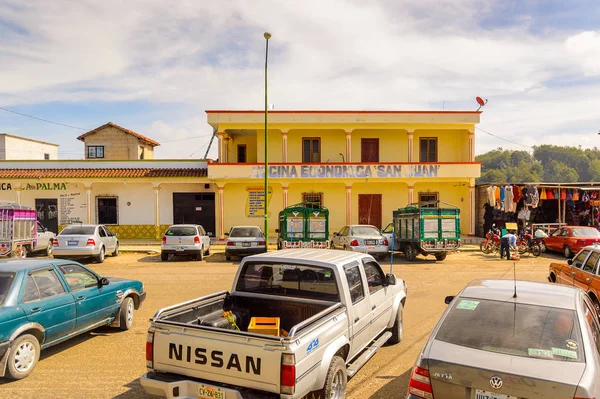 San Juan Chamula, Meksika - 2 Kasım 2016: Trafik, San Juan Chamula'nın merkezindeki evler, Chiapas eyaleti, Meksika. Kasaba yerli Tzotzil Maya insanlar tarafından iskan edilir,