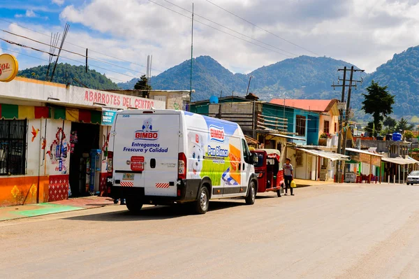 Zinacantan, Meksika - Kas 2, 2016: Zinacantan ana caddemimarisi, Chiapas eyaleti, Meksika. Kasaba yerli Tzotzil Maya insanlar tarafından iskan edilir