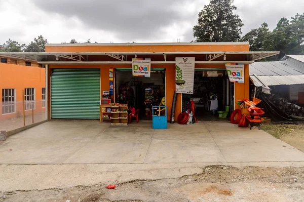 Chiapas, Meksika - Kas 2, 2016: Meksika Chiapas eyaletinde maya köylerinden biri. Burada maya kökenli gerçek insanlar canlı