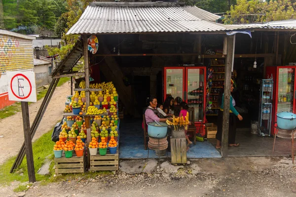 Chiapas, Meksika - Kas 2, 2016: Küçük pazar, Meksika Chiapas eyaletinde maya köylerinden biri. Burada maya kökenli gerçek insanlar canlı