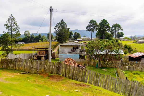 Chiapas, Meksika - Kas 2, 2016: Meksika Chiapas eyaletinde maya köylerinden biri görünümü. Burada maya kökenli gerçek insanlar canlı