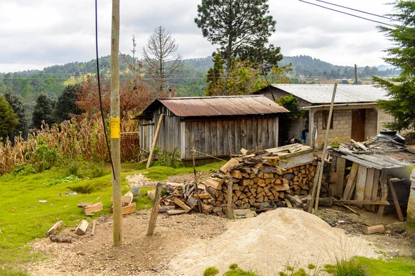 Chiapas, Meksika - 2 Kasım 2016: Meksika'nın Chiapas eyaletindeki maya köylerinden biri. Burada maya kökenli gerçek insanlar canlı