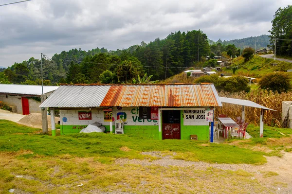 Chiapas, Meksika - Kas 2, 2016: Meksika Chiapas eyaletinde maya köylerinden biri güzel görünümü. Burada maya kökenli gerçek insanlar canlı