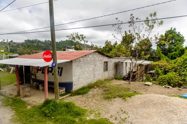 Chiapas, Meksika - Kas 2, 2016: Meksika Chiapas eyaletinde maya köylerinden birinde küçük ev. Burada maya kökenli gerçek insanlar canlı