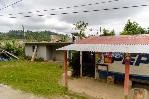 Chiapas, Meksika - Kas 2, 2016: Meksika Chiapas eyaletinde maya köylerinden birinde küçük ev. Burada maya kökenli gerçek insanlar canlı