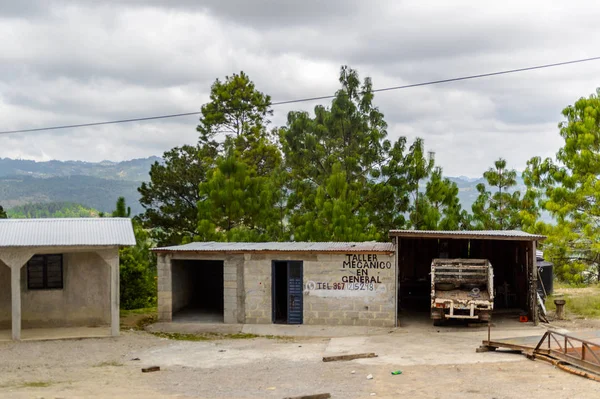 Chiapas, Meksika - Kas 2, 2016: Meksika Chiapas eyaletinde maya köylerinden biri. Burada maya kökenli gerçek insanlar canlı