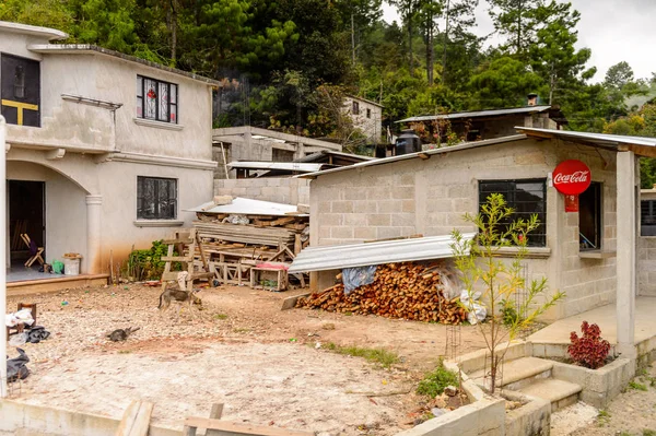Chiapas, Meksika - Kas 2, 2016: Meksika Chiapas eyaletinde maya köylerinden birinde eski ev. Burada maya kökenli gerçek insanlar canlı