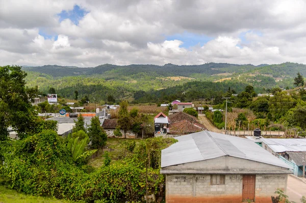 Chiapas, Meksika - Kas 2, 2016: Meksika Chiapas eyaletinde maya köylerinden biri. Burada maya kökenli gerçek insanlar canlı