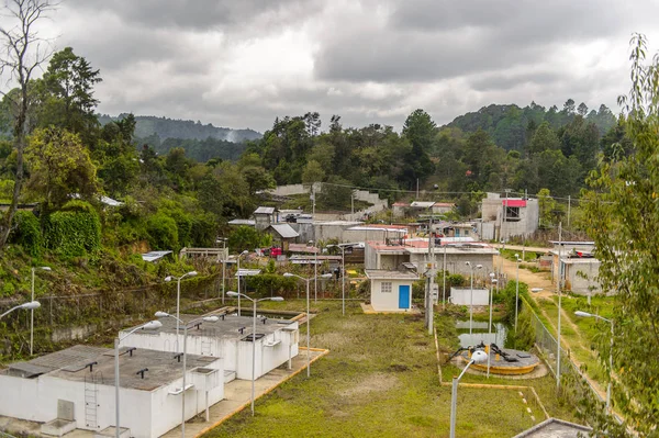 Chiapas, Meksika - 2 Kasım 2016: Meksika'nın Chiapas eyaletindeki maya köylerinden birinin panoraması. Burada maya kökenli gerçek insanlar canlı