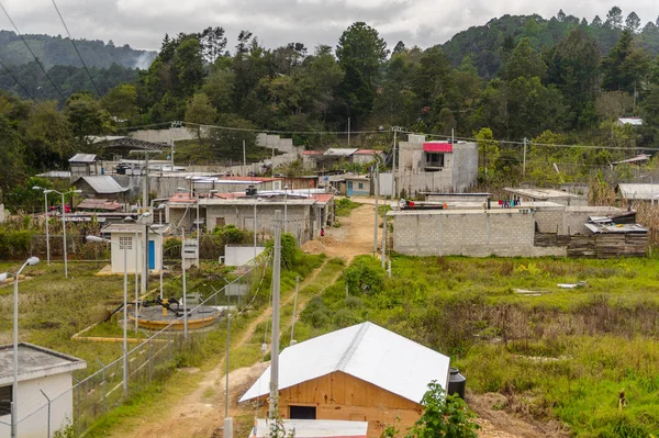 Chiapas, Meksika - 2 Kasım 2016: Meksika'nın Chiapas eyaletindeki maya köylerinden birinin panoraması. Burada maya kökenli gerçek insanlar canlı