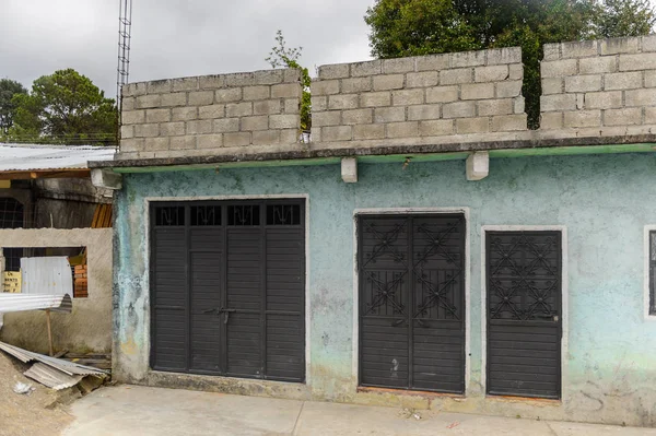 Chiapas, Meksika - 2 Kasım 2016: Meksika'nın Chiapas eyaletindeki maya köylerinden birinde ev. Burada maya kökenli gerçek insanlar canlı