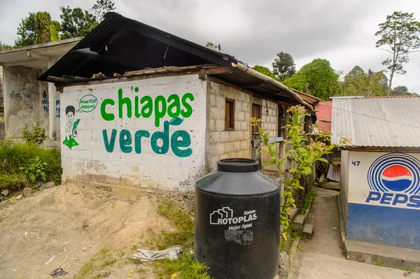 Chiapas, Meksika - Kas 2, 2016: Meksika Chiapas eyaletinde maya köylerinden biri. Burada maya kökenli gerçek insanlar canlı