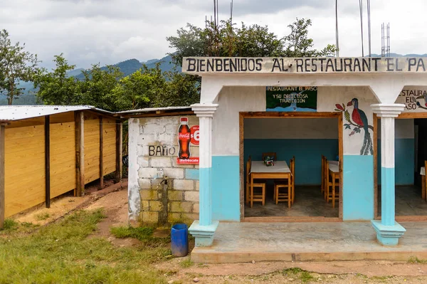 Chiapas, Meksika - Kas 2, 2016: Meksika Chiapas eyaletinde maya köylerinden birinde küçük ev. Burada maya kökenli gerçek insanlar canlı