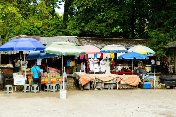 Palenque, Meksika- Kasım 3, 2016: Turistler arasında popüler olan orijinal geleneksel Meksika hediyelik eşya ve giyim ile pazar yeri.