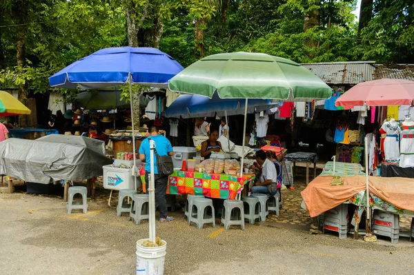 Palenque, Meksika- Kasım 3, 2016: Turistler arasında popüler olan orijinal geleneksel Meksika hediyelik eşya ve giyim ile pazar yeri.