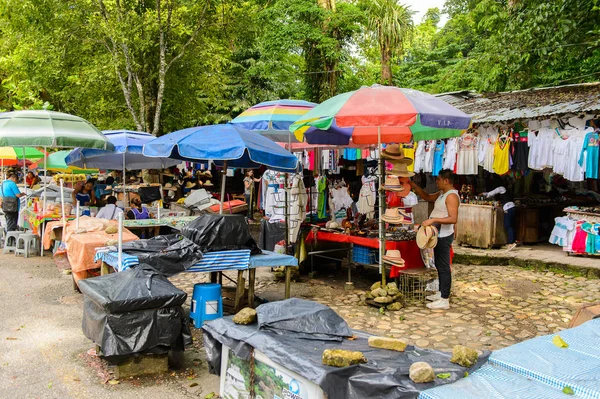 Palenque, Meksika- Kasım 3, 2016: Turistler arasında popüler olan orijinal geleneksel Meksika hediyelik eşya ve giyim ile pazar yeri.