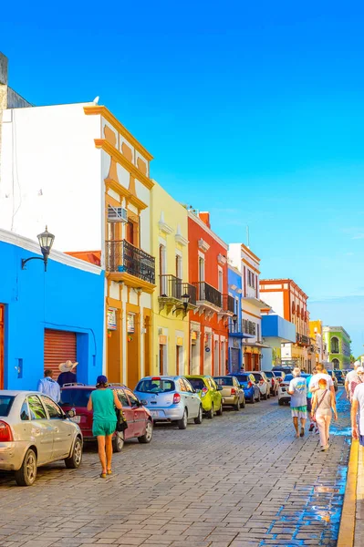 Palenque, Meksika - 4 Kasım 2016: Palenque, Meksika'nın renkli mimarisi. Chiapas eyaletinin en fakir şehridir..