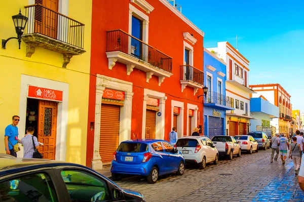 Palenque, Meksika - 4 Kasım 2016: Palenque, Meksika'nın renkli mimarisi. Chiapas eyaletinin en fakir şehridir..