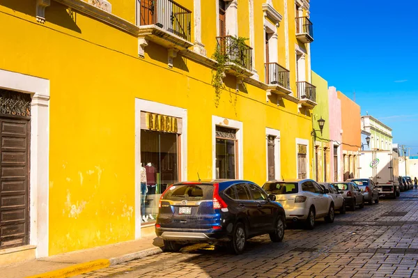 Palenque, Meksika - 4 Kasım 2016: Palenque, Meksika'nın renkli mimarisi. Chiapas eyaletinin en fakir şehridir..