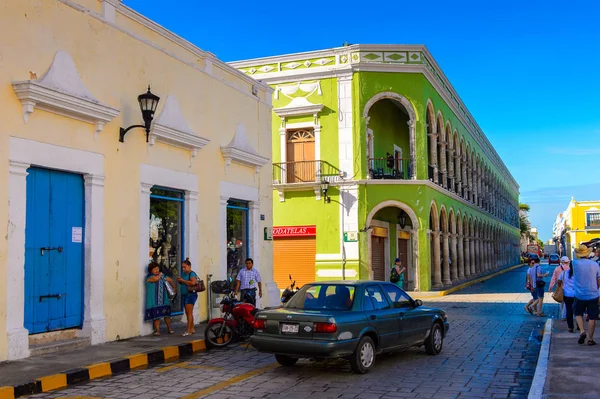 Palenque, Meksika - 4 Kasım 2016: Palenque, Meksika'nın renkli mimarisi. Chiapas eyaletinin en fakir şehridir..