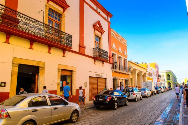 Palenque, Meksika - 4 Kasım 2016: Palenque, Meksika'nın renkli mimarisi. Chiapas eyaletinin en fakir şehridir..