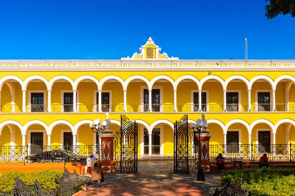 Palenque, Meksika - Kas 4, 2016: Palenque ana meydanının sarı bina (Zocalo) Palenque, Meksika. Chiapas eyaletinin en fakir şehridir..