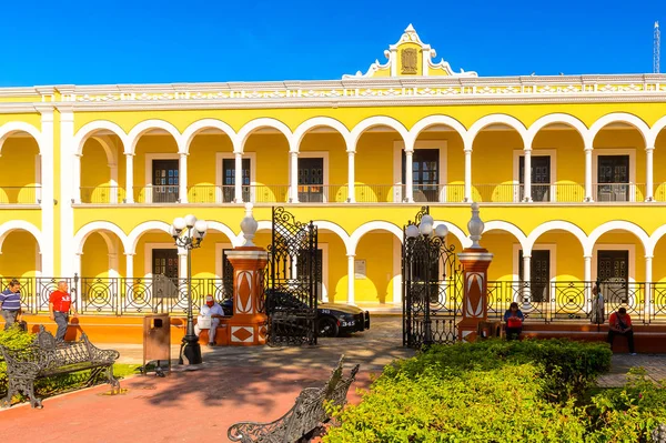 Palenque, Meksika - Kas 4, 2016: Palenque ana meydanının sarı bina (Zocalo) Palenque, Meksika. Chiapas eyaletinin en fakir şehridir..