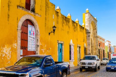 Palenque, Meksika - 4 Kasım 2016: Palenque, Meksika'da sarı bina. Chiapas eyaletinin en fakir şehridir..