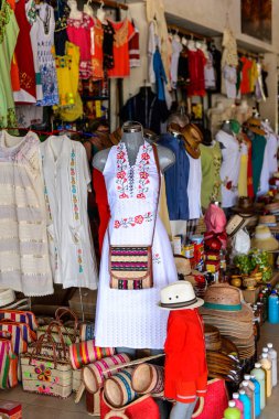 Yucatan, Meksika- Kas 4, 2016: Turistler arasında popüler orijinal geleneksel Meksika hediyelik eşya ve giyim ile pazar yeri.