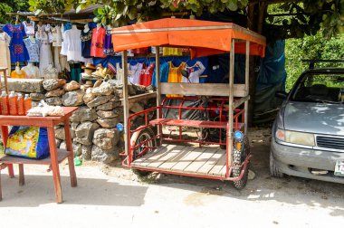 Yucatan, Meksika- Kas 4, 2016: Turistler arasında popüler orijinal geleneksel Meksika hediyelik eşya ve giyim ile pazar yeri.