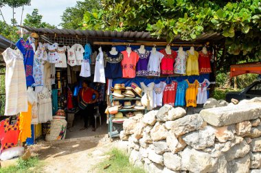 Yucatan, Meksika- Kas 4, 2016: Turistler arasında popüler orijinal geleneksel Meksika hediyelik eşya ve giyim ile pazar yeri.