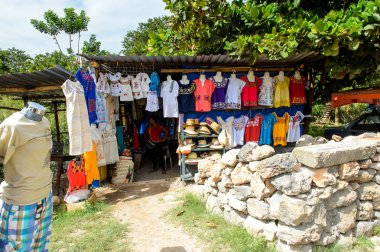Yucatan, Meksika- Kas 4, 2016: Turistler arasında popüler orijinal geleneksel Meksika hediyelik eşya ve giyim ile pazar yeri.