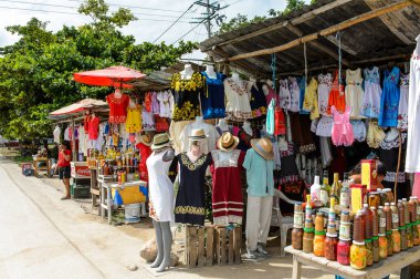 Yucatan, Meksika- Kas 4, 2016: Turistler arasında popüler orijinal geleneksel Meksika hediyelik eşya ve giyim ile pazar yeri.